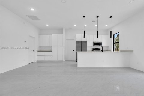 Casa en venta en Lehigh Acres, Florida, 3 dormitorios № 1946646 - foto 7