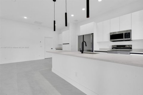 Casa en venta en Lehigh Acres, Florida, 3 dormitorios № 1946646 - foto 4