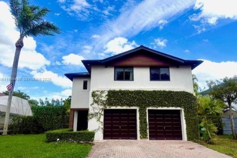 Дом в Майами, Флорида 4 спальни, 217.58м2 № 2051022