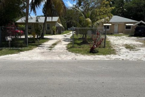 Commercial property in Miami, Florida № 1704699 - photo 1
