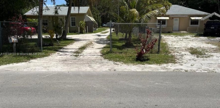 Commercial property in Miami, Florida № 1704699