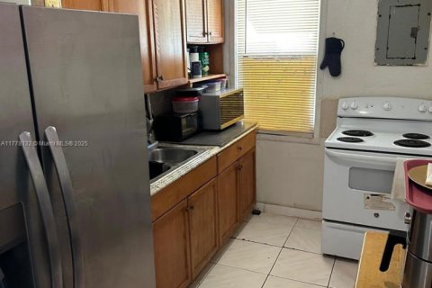 Commercial property in Miami, Florida № 1704699 - photo 8