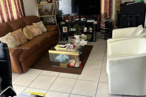 Commercial property in Miami, Florida № 1704699 - photo 6
