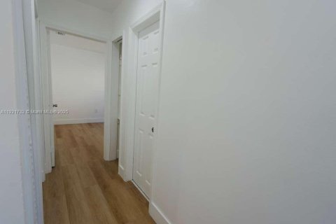 House in Miami, Florida 2 bedrooms, 83.61 sq.m. № 1975699 - photo 4