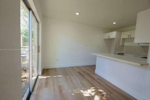 House in Miami, Florida 2 bedrooms, 83.61 sq.m. № 1975699 - photo 2
