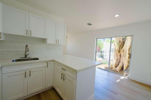 House in Miami, Florida 2 bedrooms, 83.61 sq.m. № 1975699 - photo 3