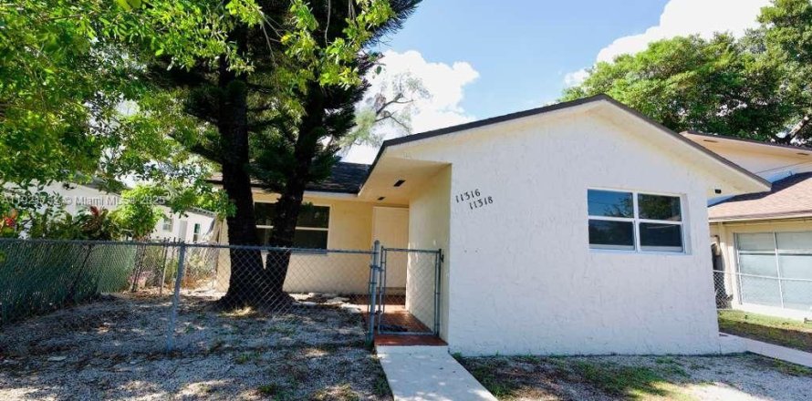 House in Miami, Florida 2 bedrooms, 83.61 sq.m. № 1975699