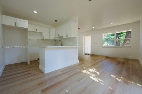 House in Miami, Florida 2 bedrooms, 83.61 sq.m. № 1975699 - photo 11