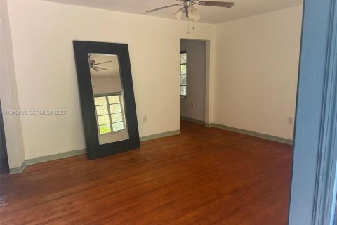 House in North Miami, Florida 2 bedrooms, 78.87 sq.m. № 1999594 - photo 3