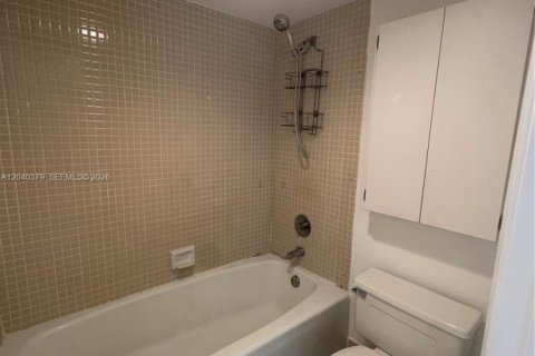 Condo in Aventura, Florida, 2 bedrooms  № 2086630 - photo 14