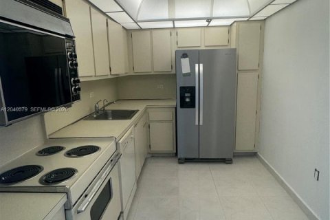 Condo in Aventura, Florida, 2 bedrooms  № 2086630 - photo 16
