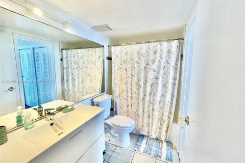 Condominio en alquiler en North Bay Village, Florida, 2 dormitorios, 95.69 m2 № 1953462 - foto 30