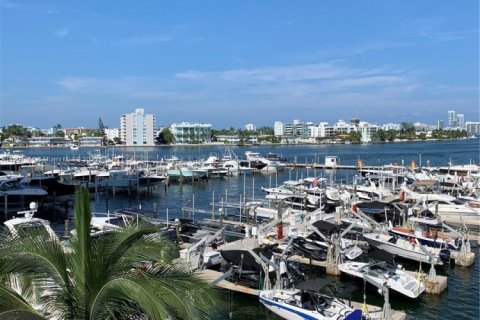 Condominio en alquiler en North Bay Village, Florida, 2 dormitorios, 95.69 m2 № 1953462 - foto 5