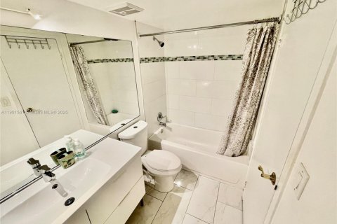 Condominio en alquiler en North Bay Village, Florida, 2 dormitorios, 95.69 m2 № 1953462 - foto 22