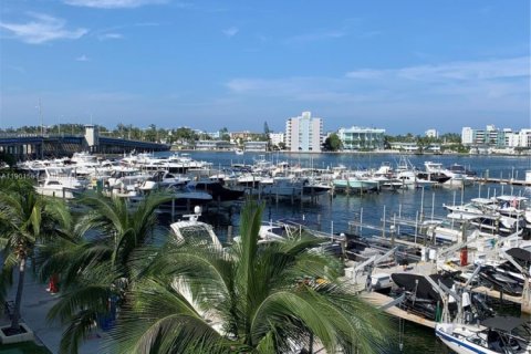 Condominio en alquiler en North Bay Village, Florida, 2 dormitorios, 95.69 m2 № 1953462 - foto 4