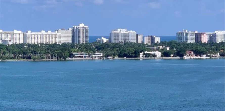 Condominio en North Bay Village, Florida, 2 dormitorios  № 1953462