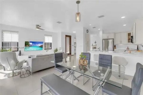 Touwnhouse à louer à Doral, Floride: 4 chambres, 200.3 m2 № 1976756 - photo 10