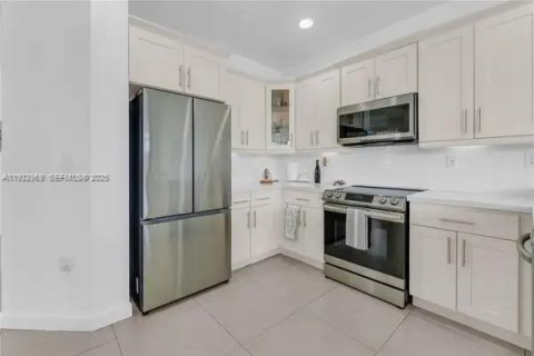 Touwnhouse à louer à Doral, Floride: 4 chambres, 200.3 m2 № 1976756 - photo 15