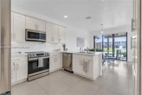 Touwnhouse à louer à Doral, Floride: 4 chambres, 200.3 m2 № 1976756 - photo 14