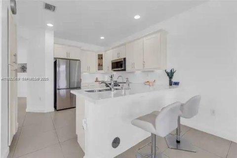 Touwnhouse à louer à Doral, Floride: 4 chambres, 200.3 m2 № 1976756 - photo 13