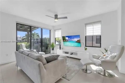 Touwnhouse à louer à Doral, Floride: 4 chambres, 200.3 m2 № 1976756 - photo 9