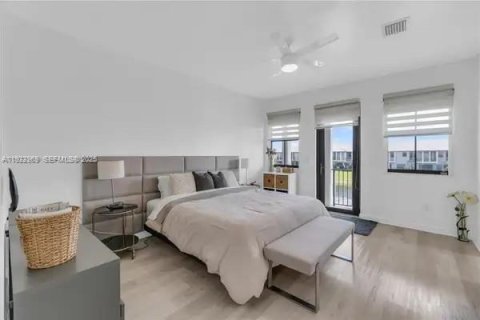 Touwnhouse à louer à Doral, Floride: 4 chambres, 200.3 m2 № 1976756 - photo 24