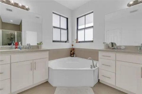 Touwnhouse à louer à Doral, Floride: 4 chambres, 200.3 m2 № 1976756 - photo 29