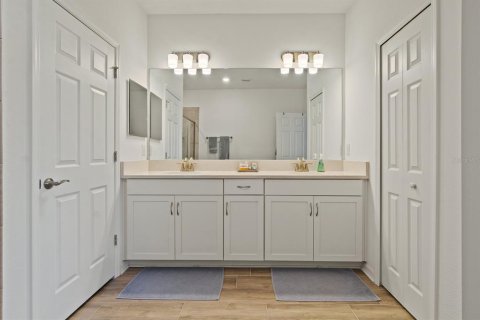 Townhouse in Sarasota, Florida 3 bedrooms, 177.44 sq.m. № 2098107 - photo 20