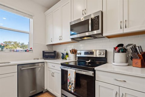 Townhouse in Sarasota, Florida 3 bedrooms, 177.44 sq.m. № 2098107 - photo 11
