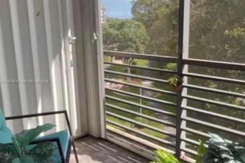 Condo in Pembroke Pines, Florida, 2 bedrooms  № 1957479 - photo 19