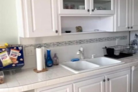 Condo in Pembroke Pines, Florida, 2 bedrooms  № 1957479 - photo 20