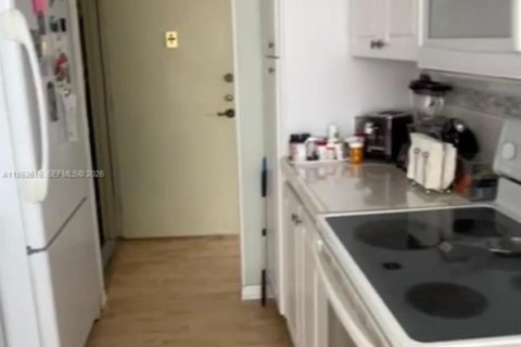 Condo in Pembroke Pines, Florida, 2 bedrooms  № 1957479 - photo 21