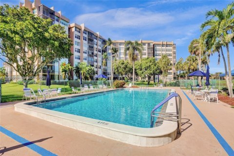 Condo in Pembroke Pines, Florida, 2 bedrooms  № 1957479 - photo 27