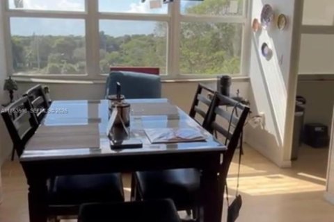 Condo in Pembroke Pines, Florida, 2 bedrooms  № 1957479 - photo 25