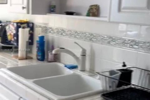 Condo in Pembroke Pines, Florida, 2 bedrooms  № 1957479 - photo 23