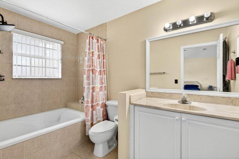 Townhouse in Sunrise, Florida 4 bedrooms, 171.68 sq.m. № 2147111 - photo 18