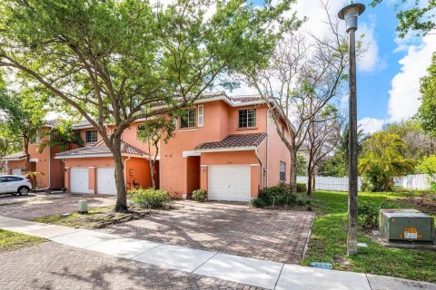 Townhouse in Sunrise, Florida 4 bedrooms, 171.68 sq.m. № 2147111 - photo 2
