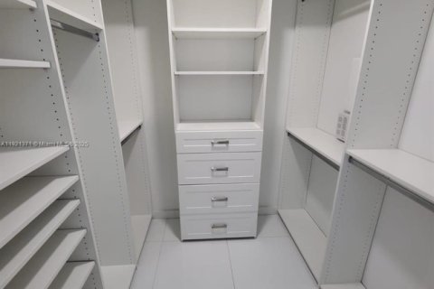 Condo in Miami, Florida, 2 bedrooms  № 1975593 - photo 7