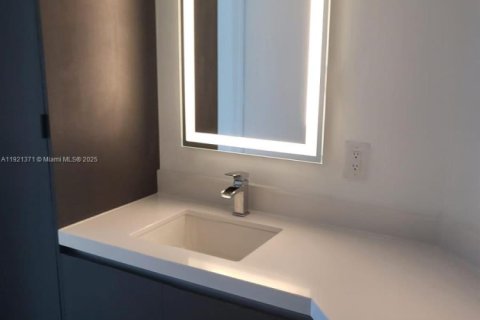 Condo in Miami, Florida, 2 bedrooms  № 1975593 - photo 6