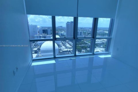 Condo in Miami, Florida, 2 bedrooms  № 1975593 - photo 14