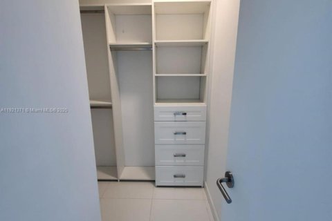 Condo in Miami, Florida, 2 bedrooms  № 1975593 - photo 12