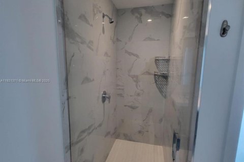 Condo in Miami, Florida, 2 bedrooms  № 1975593 - photo 13
