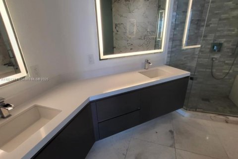Condo in Miami, Florida, 2 bedrooms  № 1975593 - photo 3