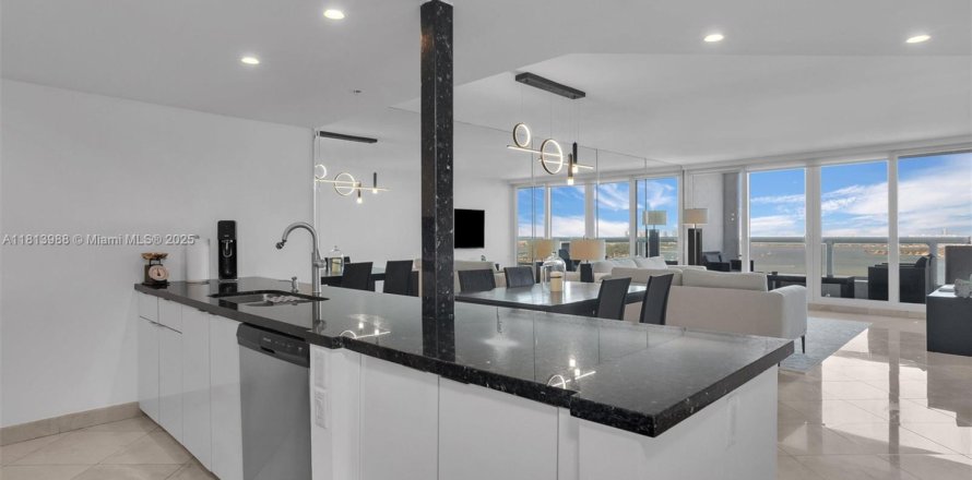 Apartment in Miami, Florida 2 bedrooms, 128.39 sq.m. № 1770351
