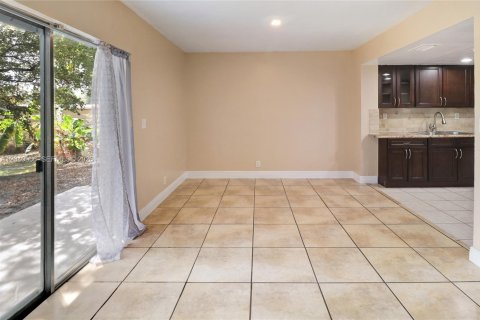 Touwnhouse à vendre à North Lauderdale, Floride: 3 chambres, 106.56 m2 № 2276762 - photo 4