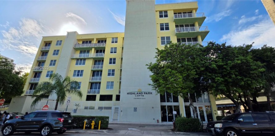 Кондоминиум с 1 спальней в Майами, Флорида № 1965875