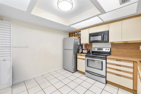 Condo in Miami, Florida, 2 bedrooms  № 1682115 - photo 11