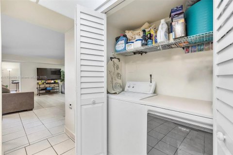 Condo in Miami, Florida, 2 bedrooms  № 1682115 - photo 14