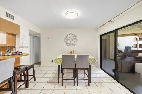 Condo in Miami, Florida, 2 bedrooms  № 1682115 - photo 7