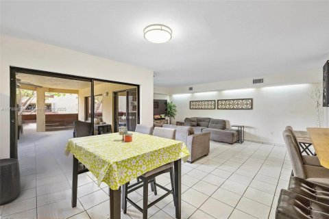 Condo in Miami, Florida, 2 bedrooms  № 1682115 - photo 10